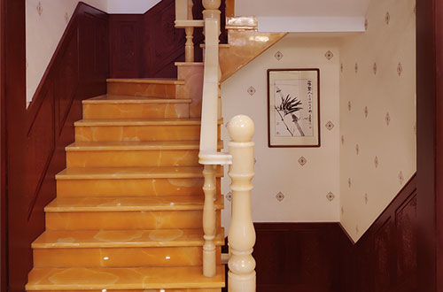 通渭中式别墅室内汉白玉石楼梯的定制安装装饰效果